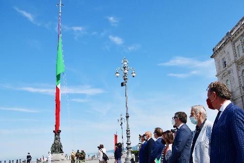 L'assessore regionale Fabio Scoccimarro (primo a destra) all'alzabandiera in piazza dell'Unità d'Italia a Trieste in occasione del 12 Giugno